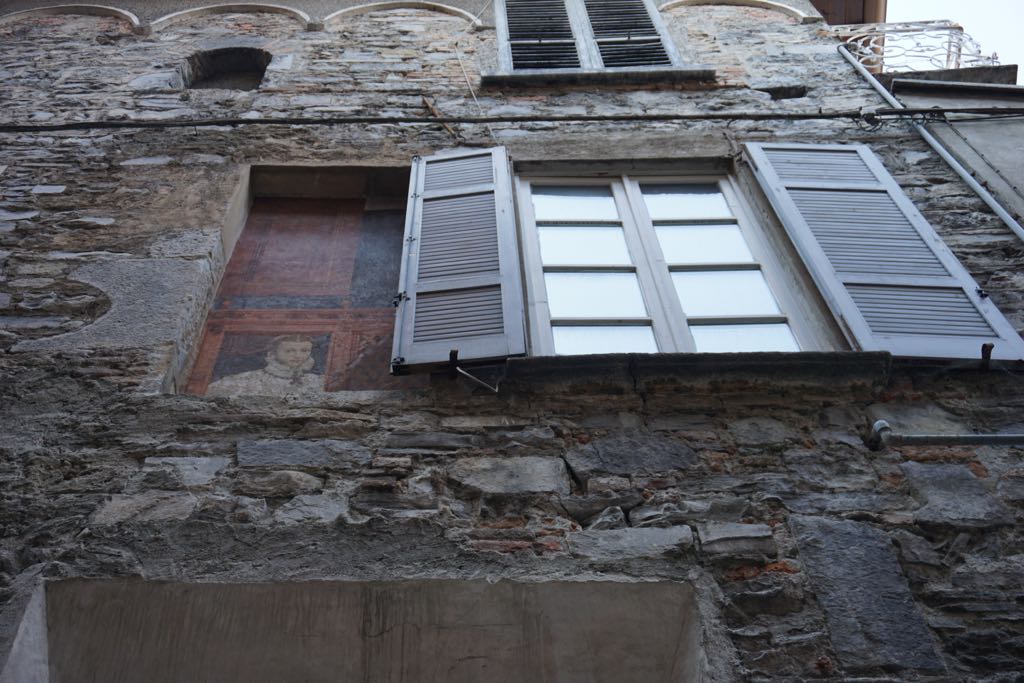 Dama alla finestra a Como