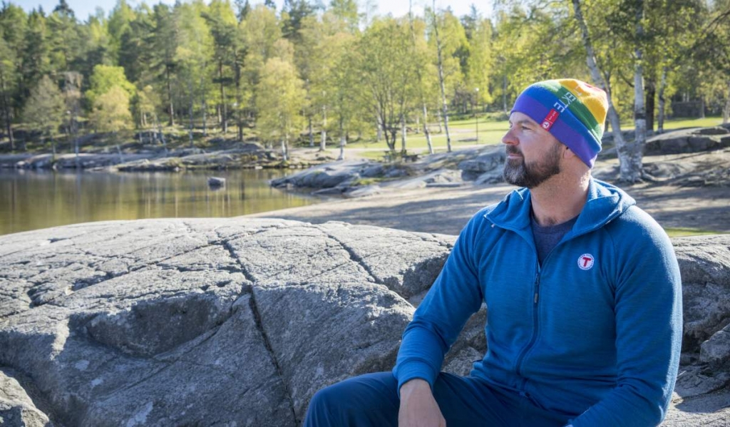 cappello rainbow pride norvegia trekking gay