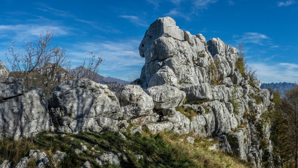 Il famoso Sasso di Malascarpa in lombardia dove vedere il foliage
