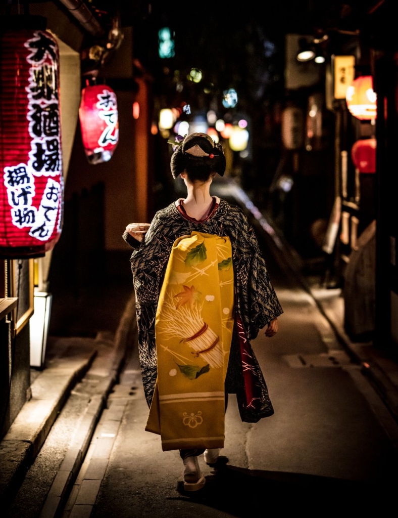 geisha-nel-quartiere-di-pontchoco-a-kyoto-itinerario-giappone-cosa-vedere