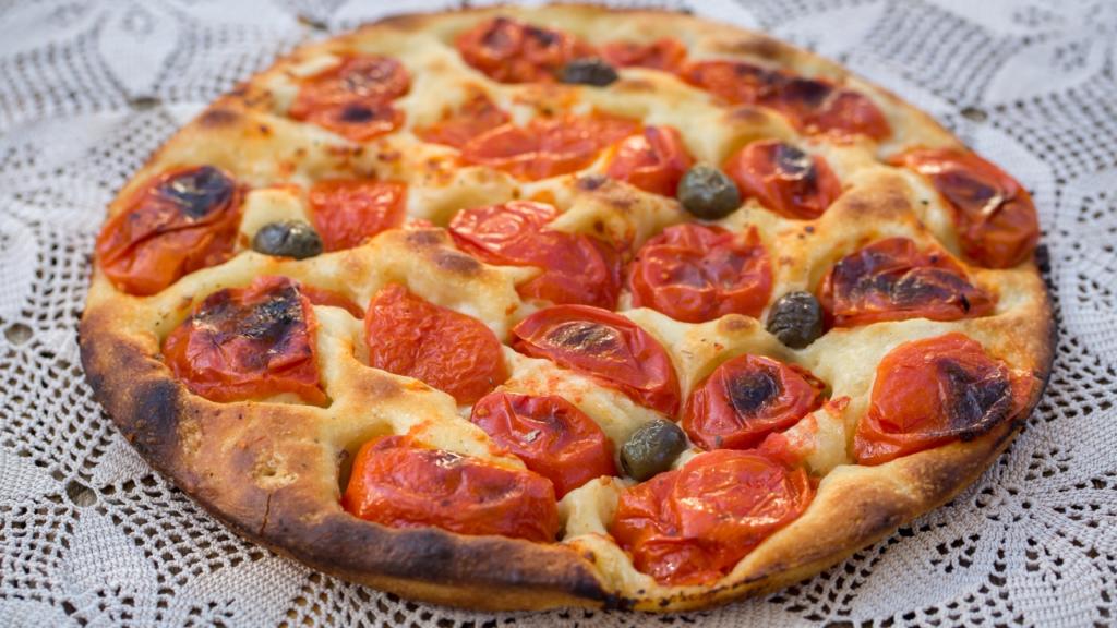 La focaccia di Matera, che insieme al pane è una delle meraviglie culinarie della città dove mangiare a matera itinerario basilicata