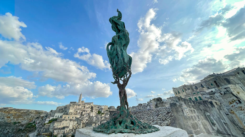 scultura di andrea roggi nei sassi di matera