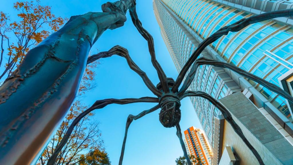 Scultura-ragno-di-Louise-Bourgeois-nella-piazza-di-Rappongi-hills-i-migliori-quartieri-di-tokyo-itinerario-completo-giappone-depositphotos
