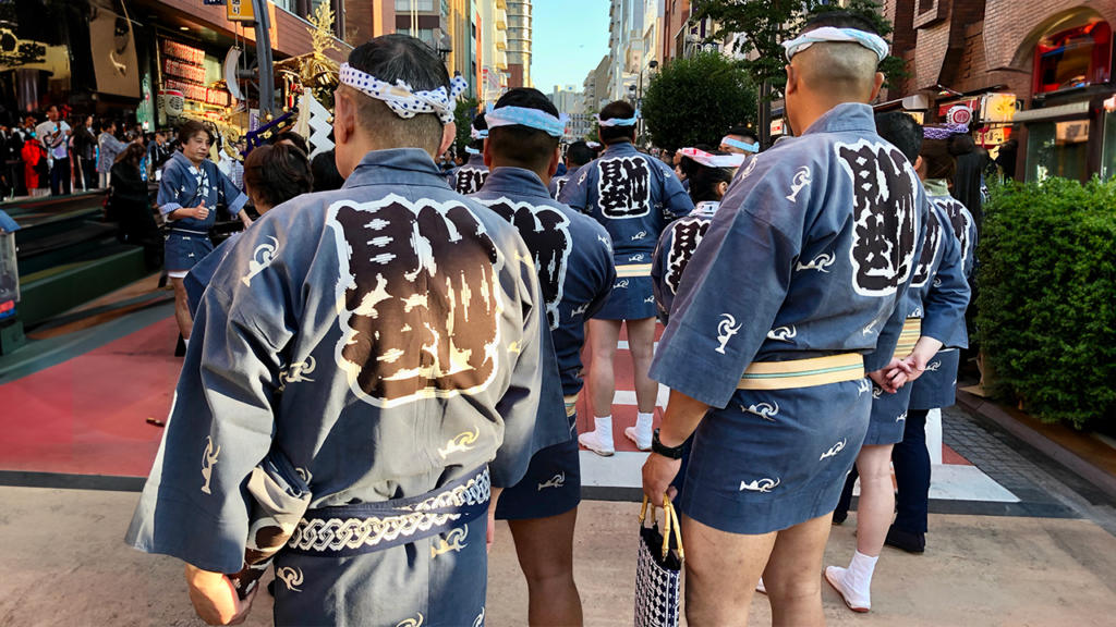 matsuri-al-senso-ji-il-tempio-buddista-di-asakusa-a-tokyo-migliori-quartieri-itinerario-consigliato-2