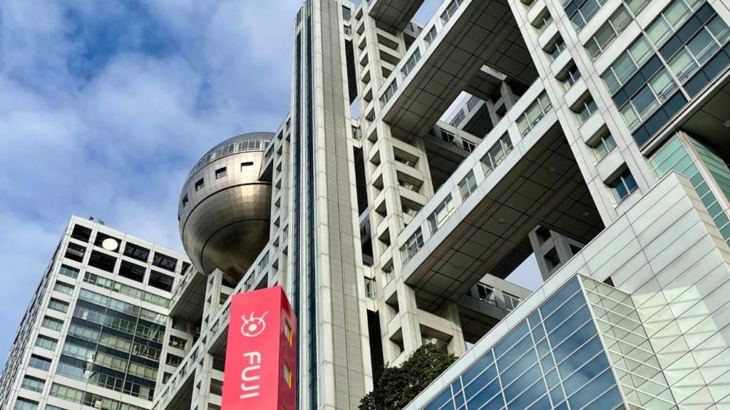 osservatorio e panorama nel palazzo della Fuji Television a Odaiba nella Baia di Tokyo migliori quartieri itinerario completo giappone